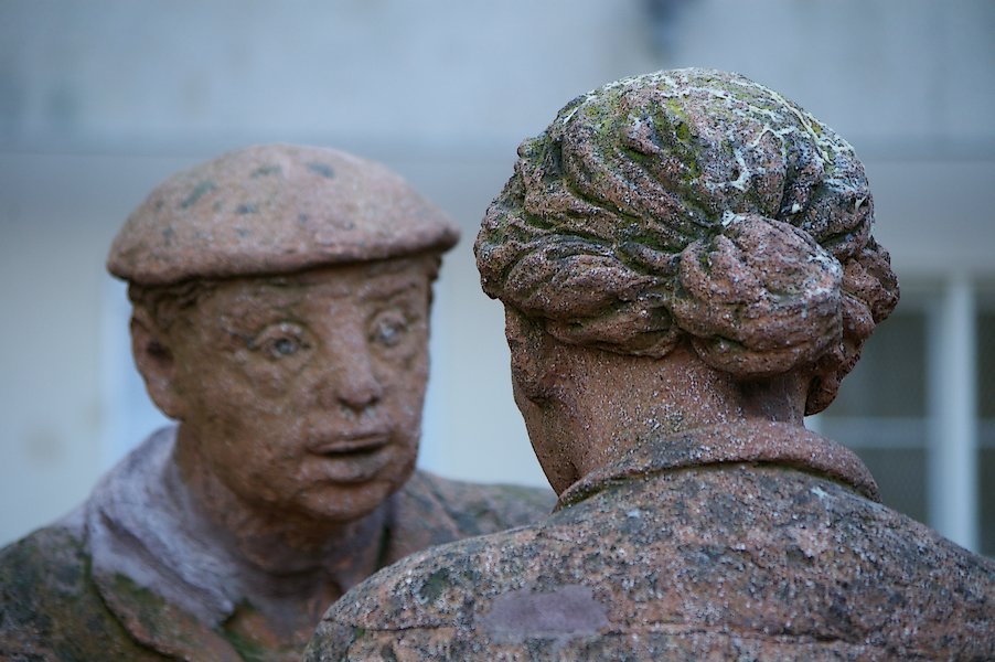 Sculpture Les deux vieux de Mondineu: Les deux vieux de Mondineu - Place Henri Moissan 009